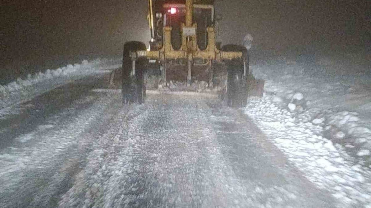 Bursa Büyükşehir kar mesaisinde: 33 mahalle yolu ulaşıma açıldı