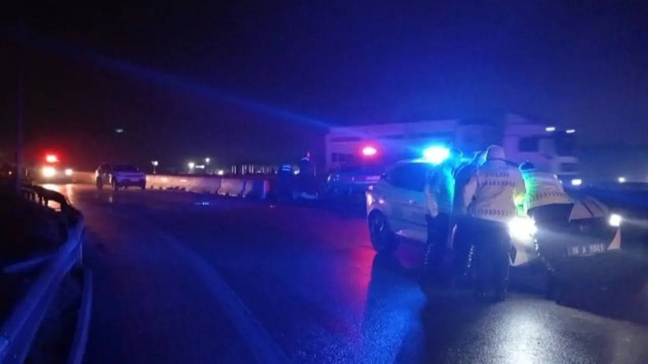 Bursa Çevre Yolu İrfaniye'de otomobil bariyerlere çarptı — 2 kişi ağır yaralandı