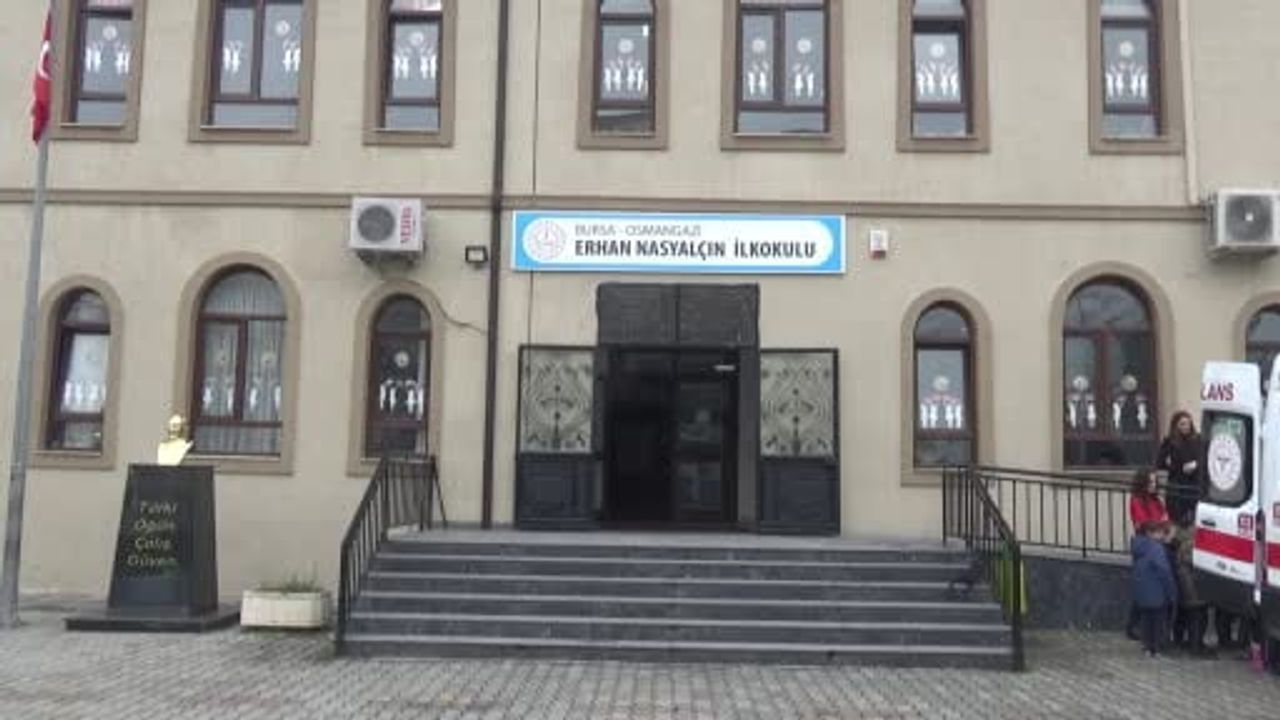 Bursa'da 112'den minik Yağmur ve arkadaşlarına karne hediyesi: Ambulans ziyareti