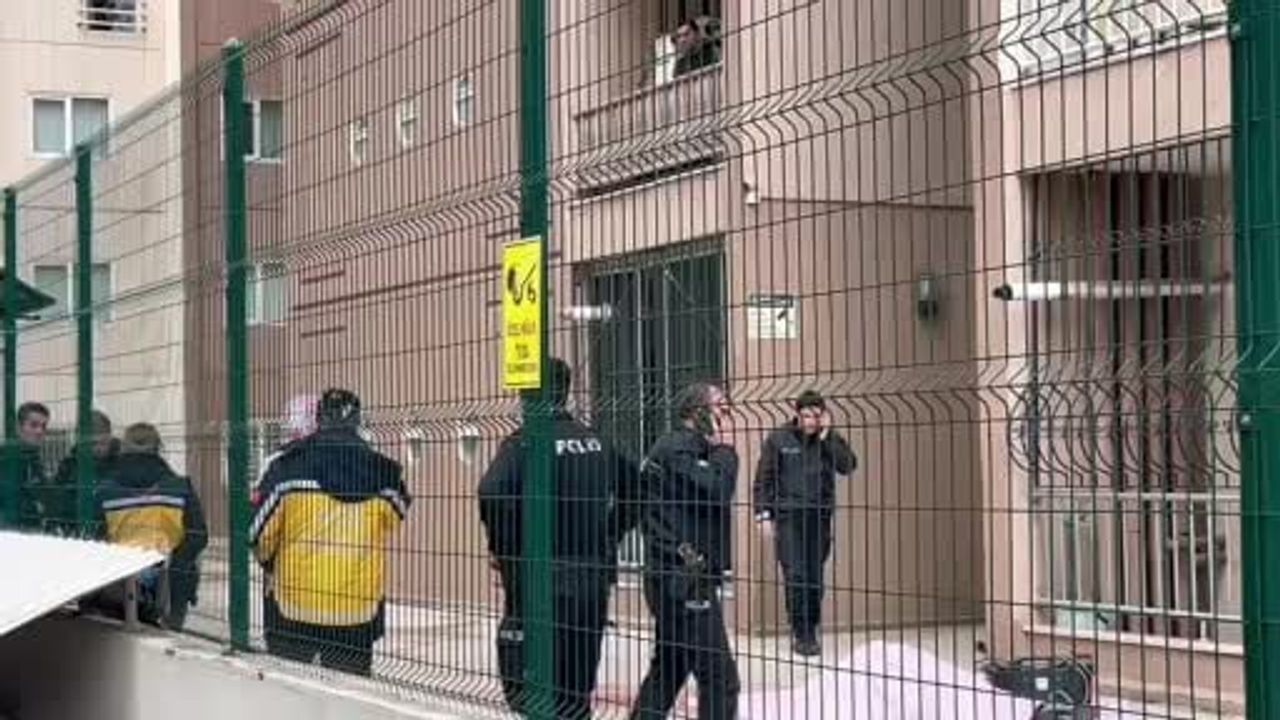 Bursa'da 17. kattaki boş daireyi incelerken düşen 45 yaşındaki adam yaşamını yitirdi