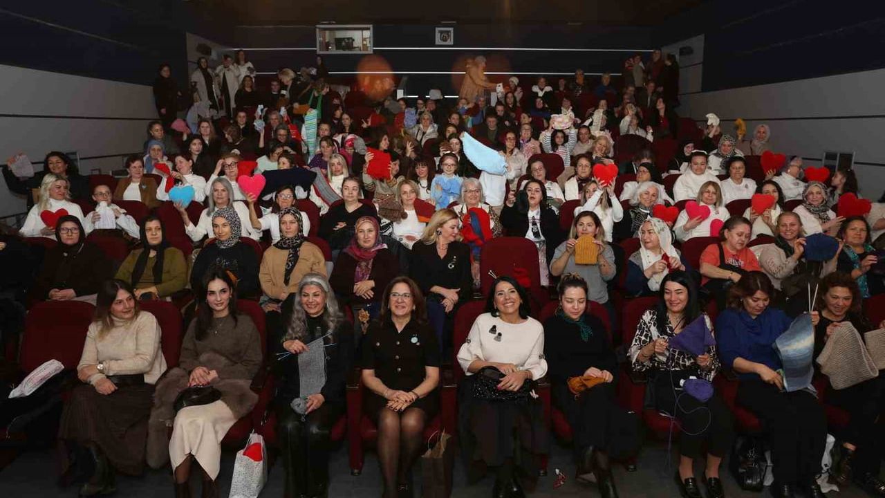 Bursa'da 200 kadın aynı anda film izleyip Harmancık'taki çocuklar için örgü ördü
