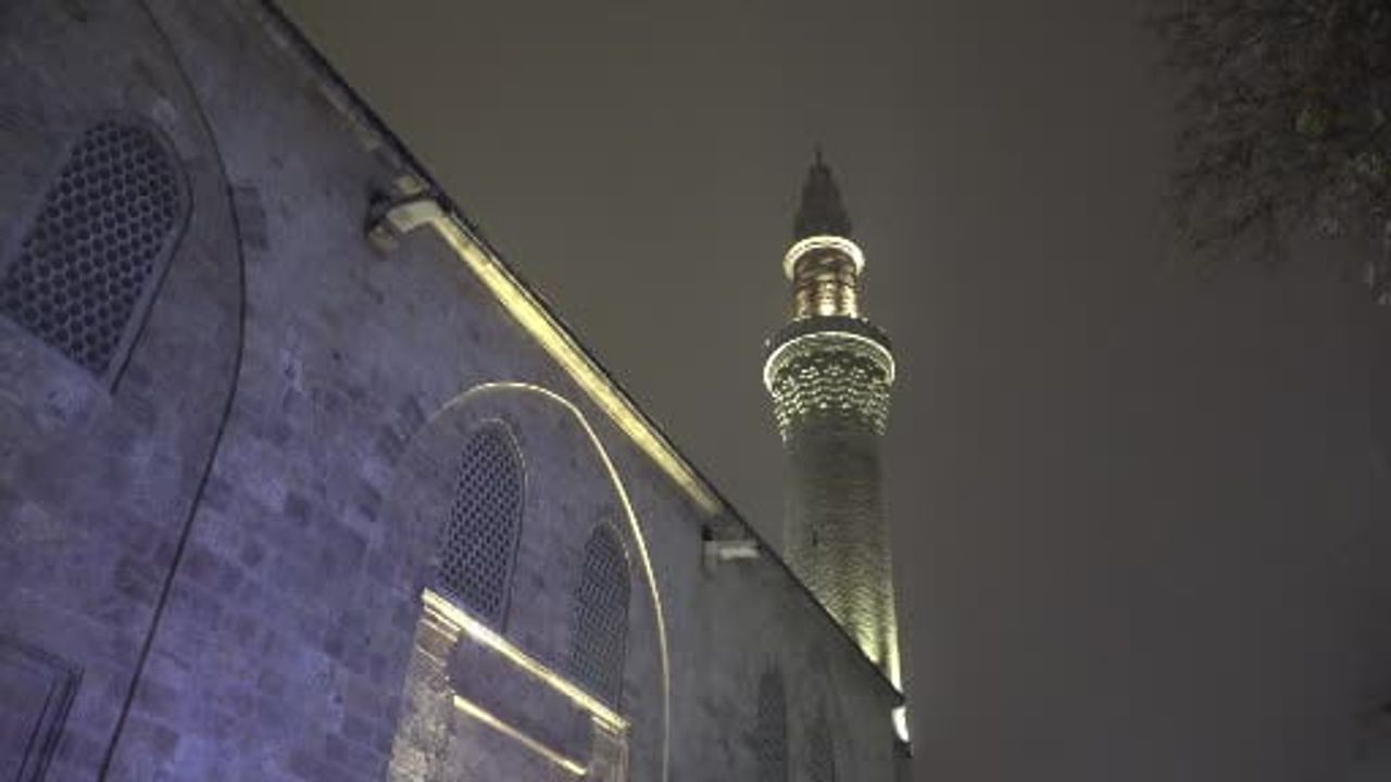 Bursa’da 2026 yılının ilk sabah namazı Ulucami’de kar altında kılındı