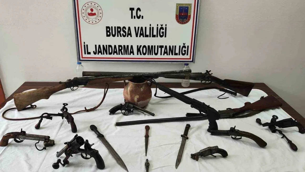 Bursa'da 'Anadolu Mirası' Operasyonu: Osmangazi'de Çok Sayıda Tarihi Nitelikli Silah ve Obje Ele Geçirildi