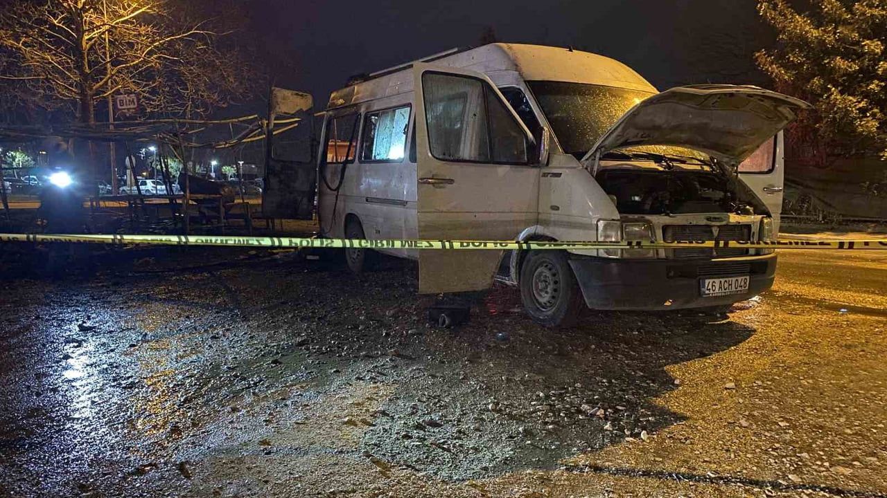 Bursa'da baraka yangını minibüse sıçradı: Minibüs kullanılamaz hale geldi