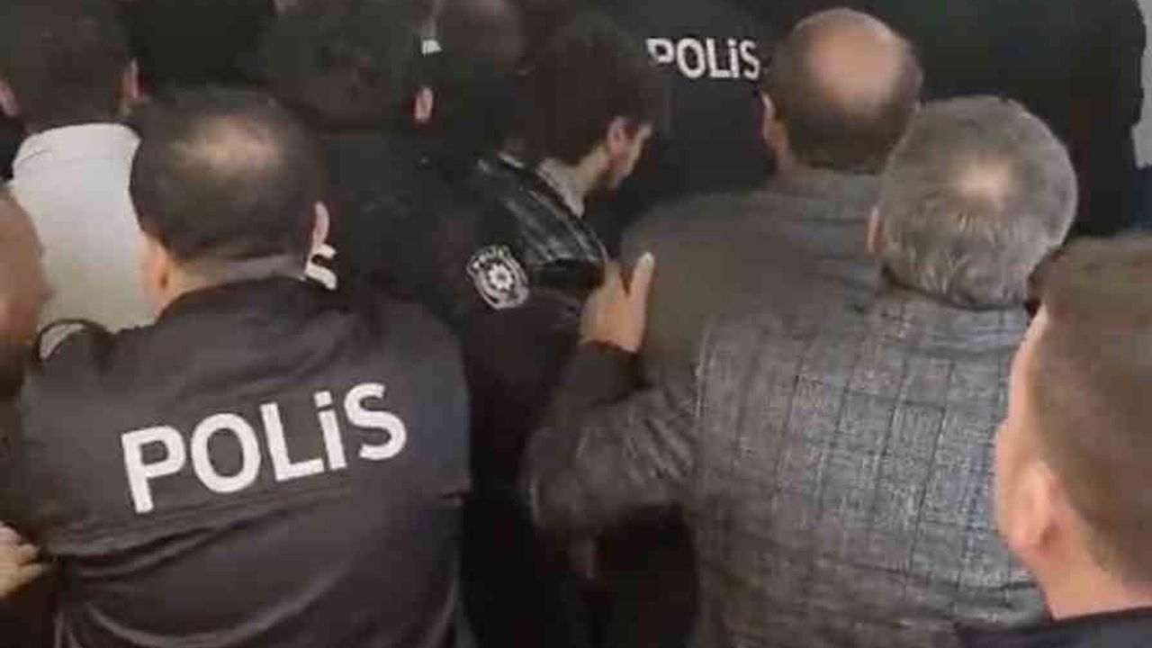 Bursa'da Başkan Mustafa Bozbey'e Yumruklu Saldırı Girişimi Polis ve Zabıta Tarafından Engellendi