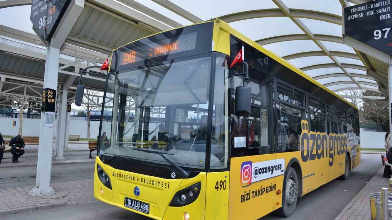 Bursa'da Belediye Alanları Türk Bayraklarıyla Donatıldı