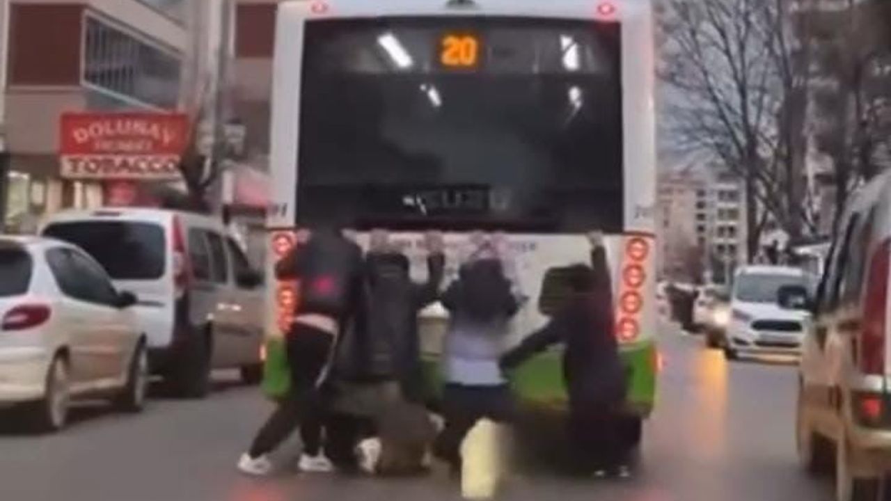 Bursa'da Belediye Otobüsünün Arkasına Tutunan 4 Çocuğun Tehlikeli Yolculuğu