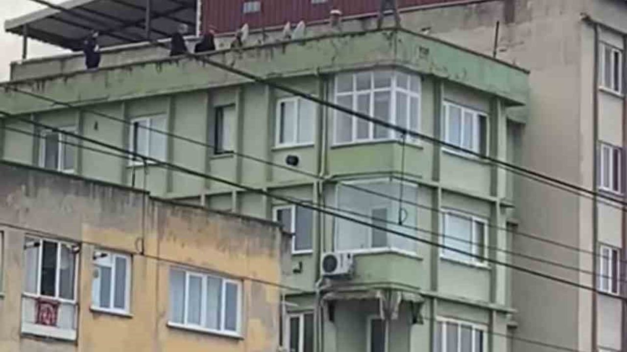 Bursa'da eş tartışması sonrası çatıya çıkan kişi polis tarafından ikna edilerek indirildi