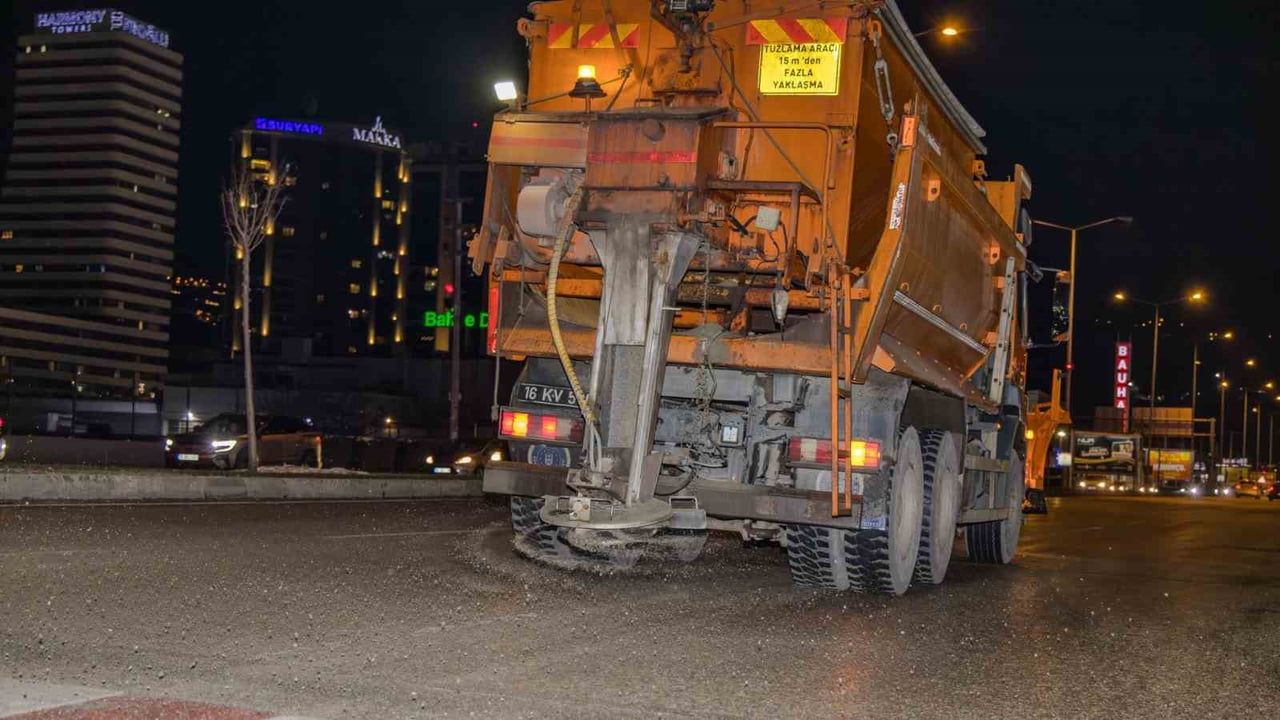 Bursa'da gece boyu kar mesaisi: 280 mahalle yolu ulaşıma açıldı