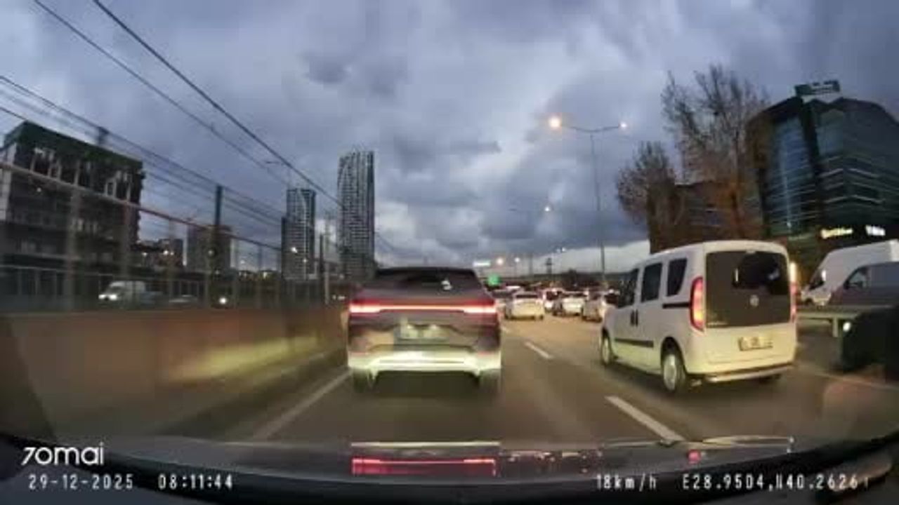 Bursa'da Geçit-Mudanya Yolu'nda kaza: Motosikletli kadın kask sayesinde korundu, sürücü aracını kontrol etti