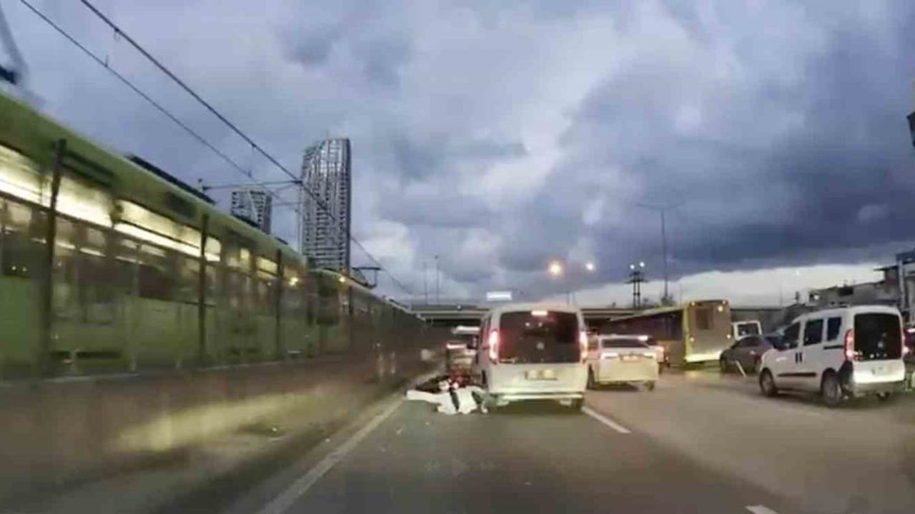 Bursa'da Geçit-Mudanya yolu üzerinde kaza: Sürücü aracını kontrol etti, motosikletli kaskı sayesinde ağır yaralanmaktan kurtuldu