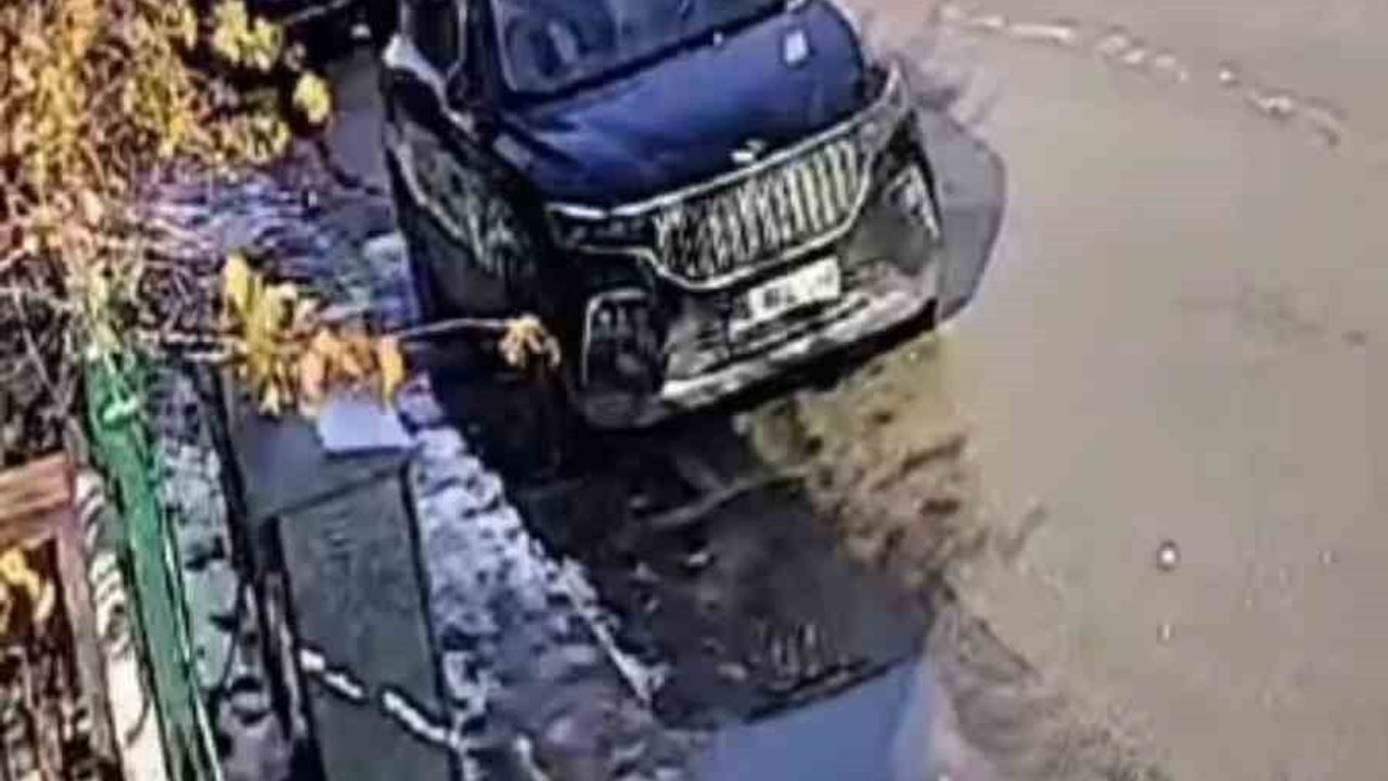 Bursa'da güneş eritti: Kaldırımda duran kardan adam devrildi