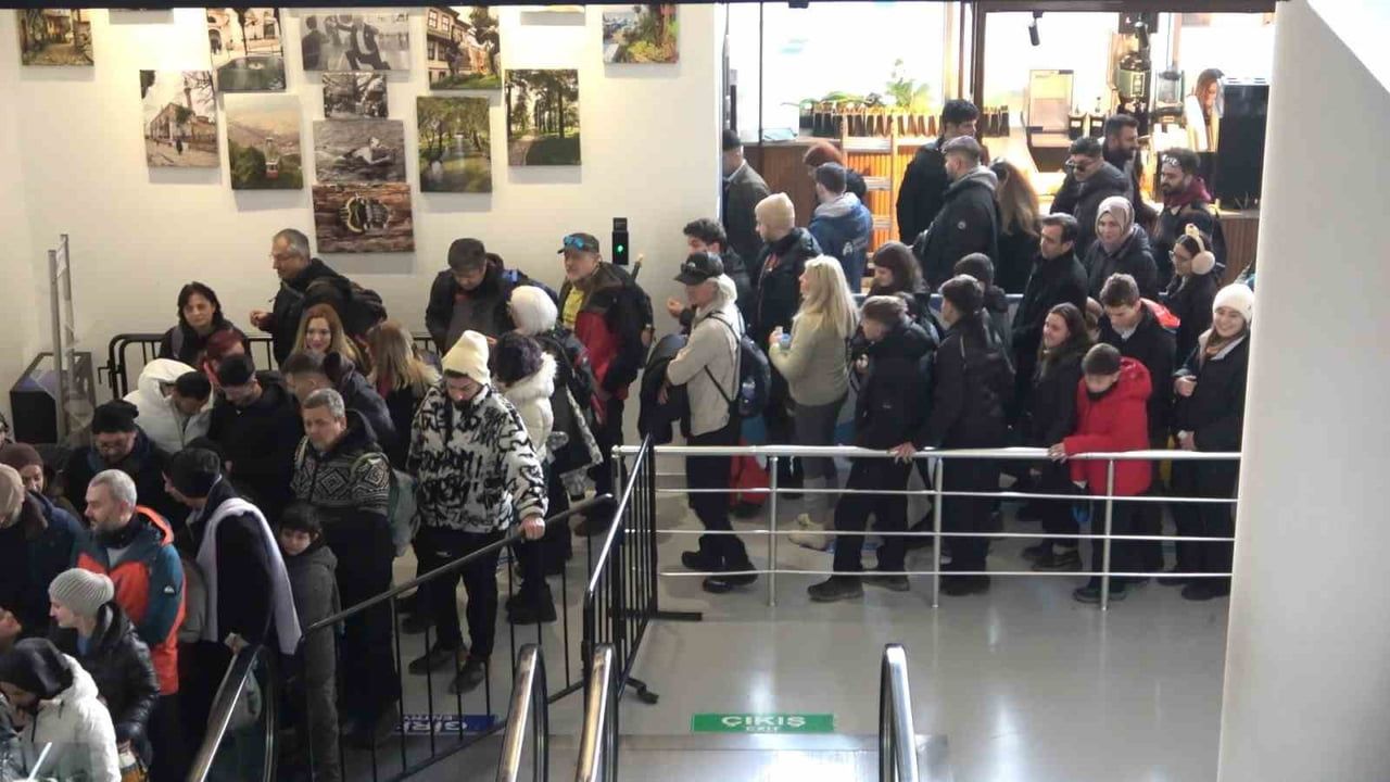 Bursa'da Hafta Sonu Yoğunluğu: Uludağ Teleferiğinde 1 Kilometreyi Bulan Kuyruk