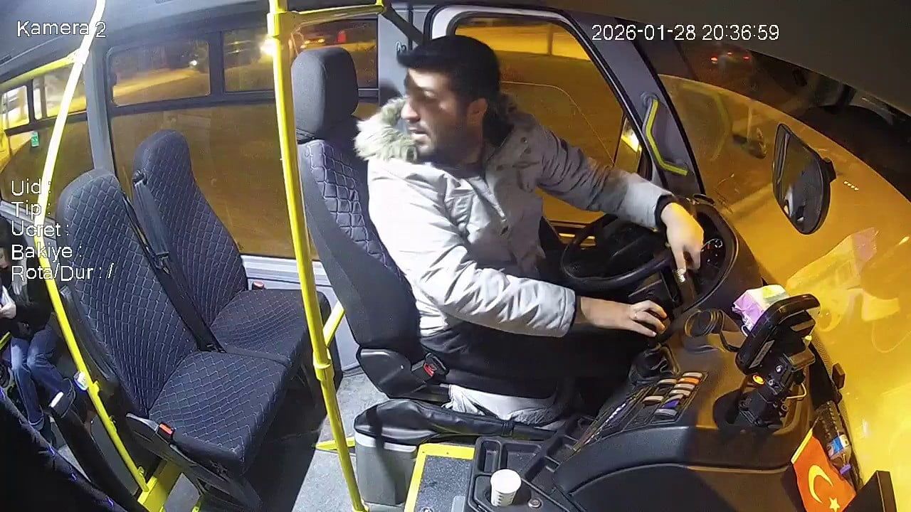 Bursa'da halk otobüsünde kalp krizi: Eski ambulans şoförü ve sağlık görevlileriyle yolcu kurtarıldı