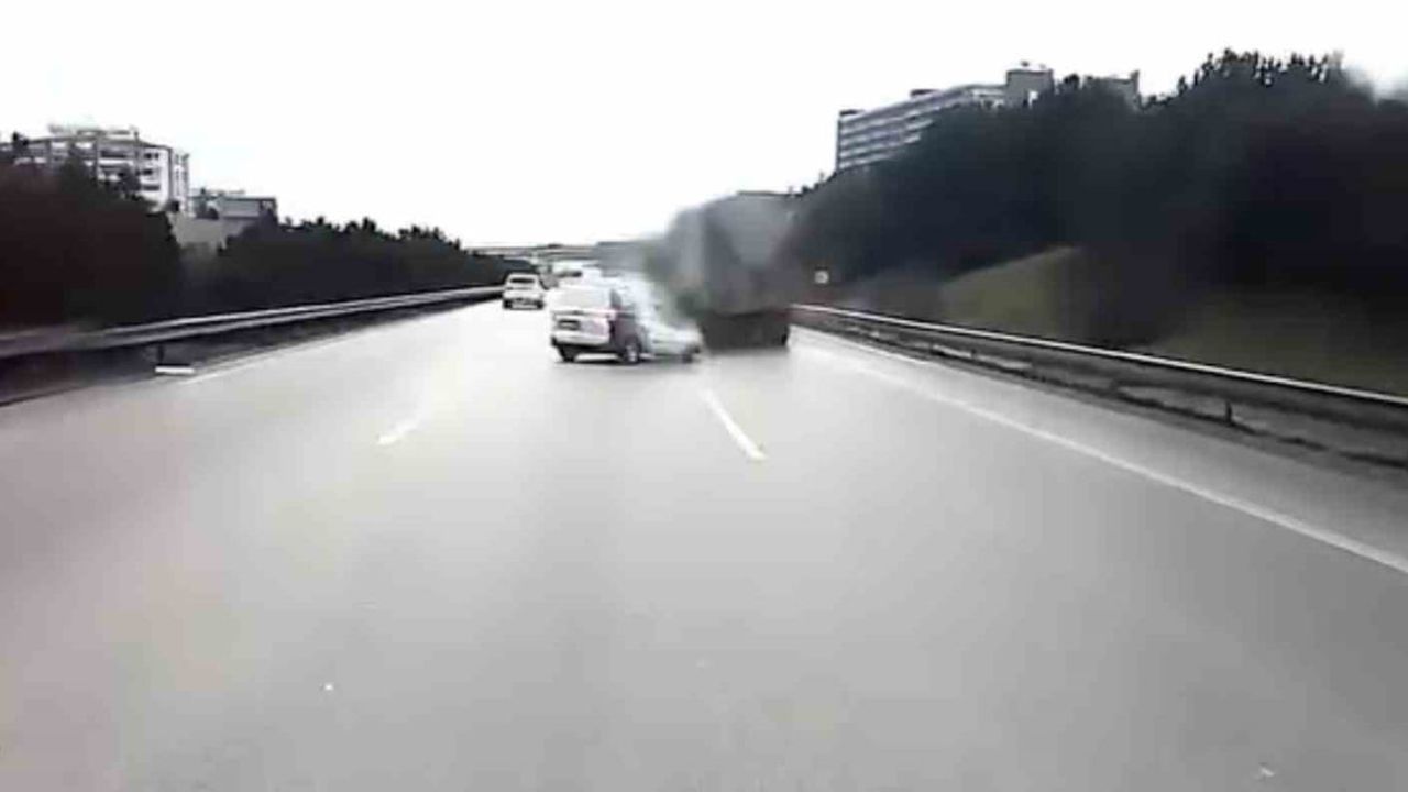 Bursa'da İstanbul-İzmir Otoyolu Mudanya Çıkış Kavşağında Kamyonetin Kontrol Kaybı Araç İçi Kamerasında