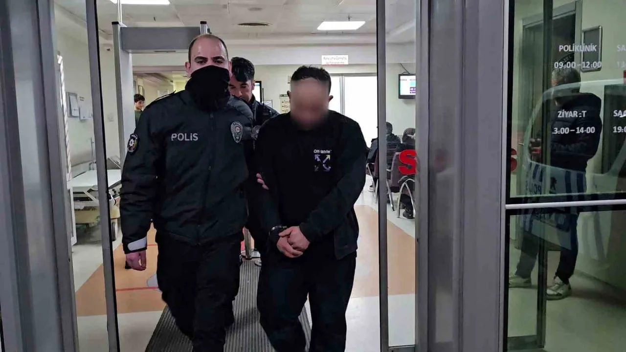 Bursa'da kaçan şüpheli 20 dakikalık kovalamacada yakalandı; bekçinin parmağını ısırdı, üzerinden metamfetamin çıktı