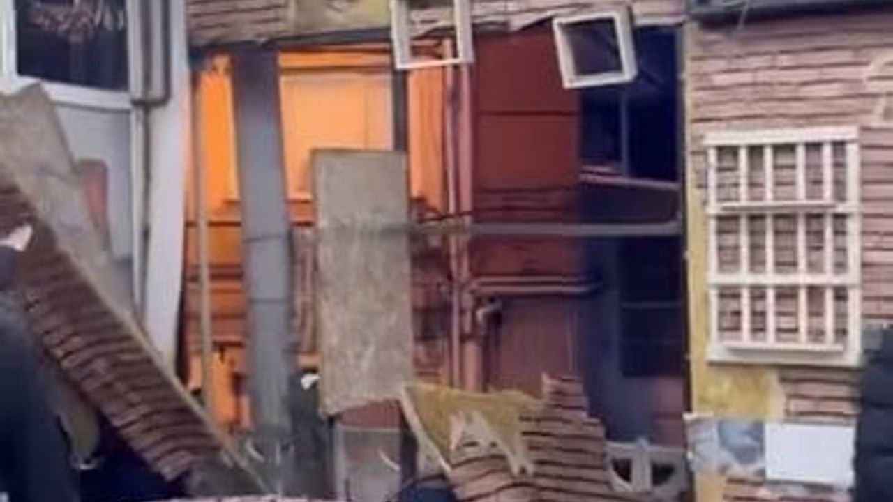 Bursa'da kahvehanede duvar çökmesi sırasında oyuncular oyunu bırakmadı