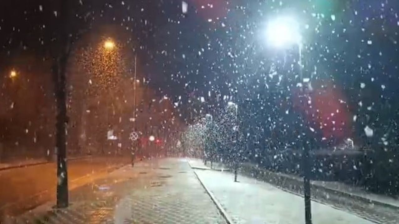 Bursa'da kar yağışı etkisini göstermeye başladı: Sıcaklık eksi 2°C, yüksek kesimlerde kar örtüsü