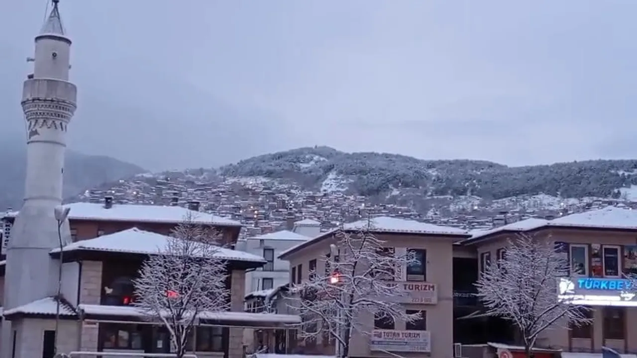 Bursa'da kar yağışı hayatı etkiledi: Ulaşımda aksamalar, ekipler yollarda