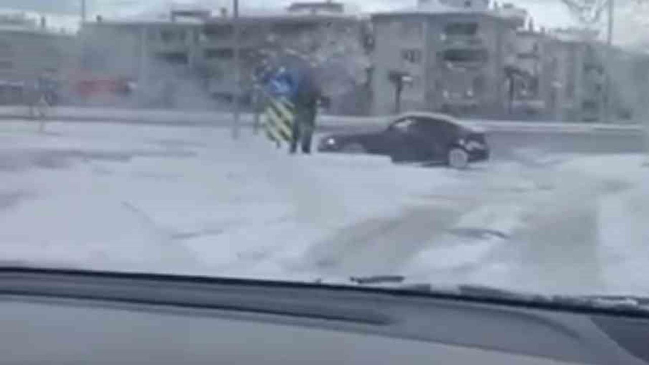 Bursa'da kar yağışında kavşakta drift: Sürücünün tehlikeli hareketi cep telefonu kamerasında