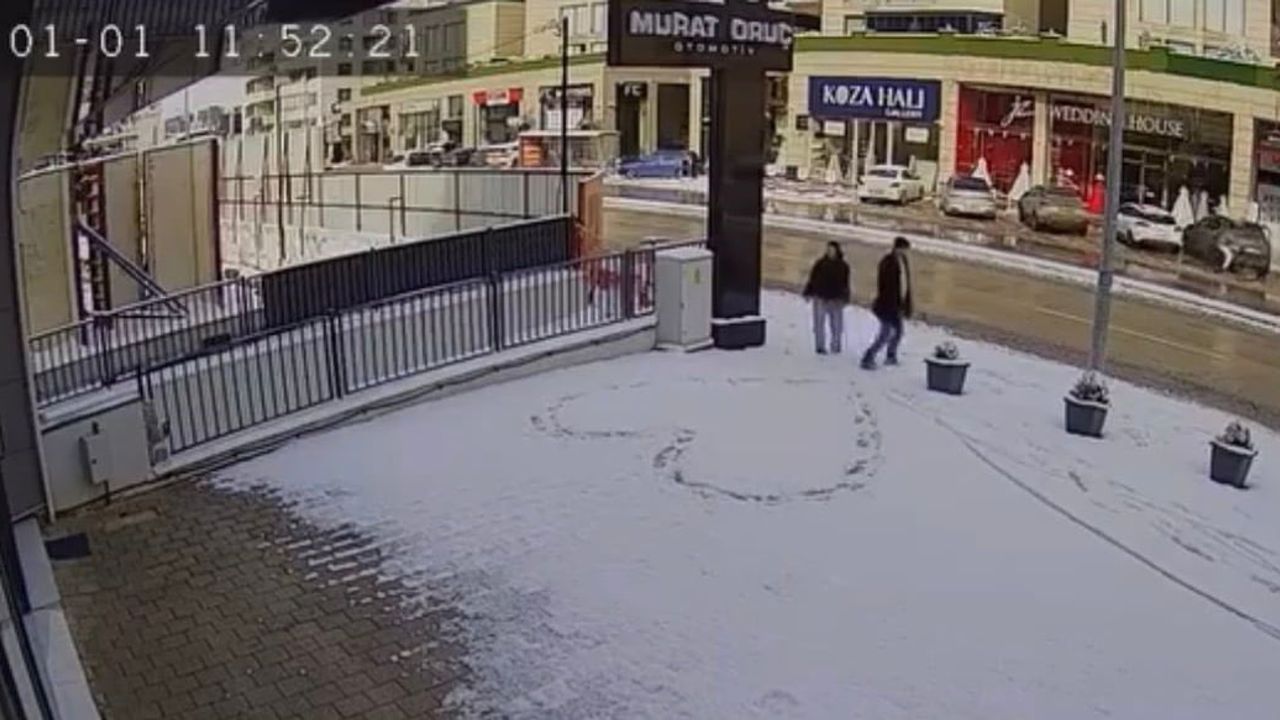 Bursa’da karla kaplanan kaldırımda çiftin kalp çizme anı güvenlik kamerasında