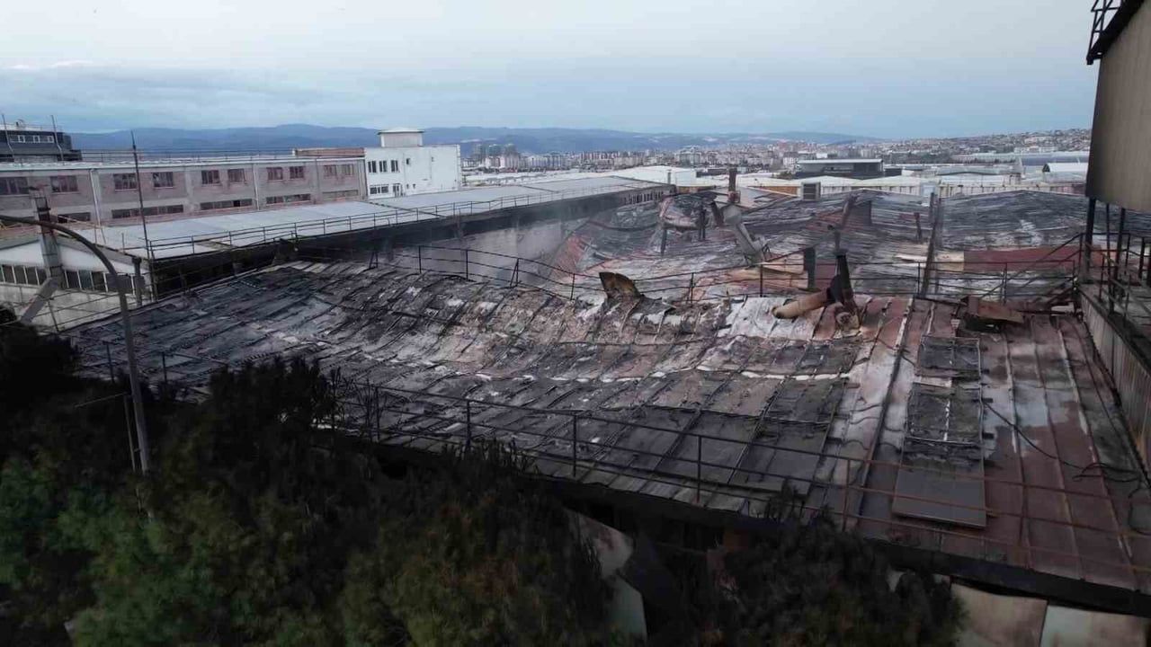 Bursa'da Kimyasal Kaplama Fabrikası Gece Yangınında Ağır Hasar Aldı