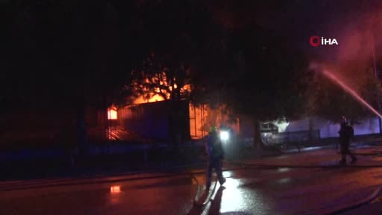 Bursa'da kimyasal kaplama fabrikasında gece yangını — Nilüfer OSB'de müdahale sürüyor