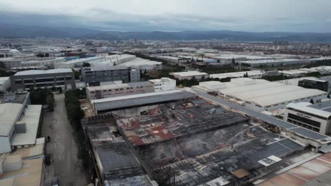 Bursa'da Kimyasal Kaplama Fabrikasında Gece Yangını, Sabah Dronla Kaydedildi