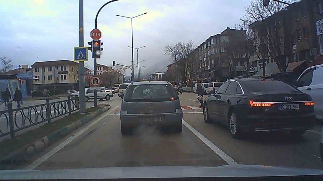 Bursa'da Kırmızı Işık İhlali: 16 BJP Plakalı Araç Yaya Geçidinde Tehlike Yarattı