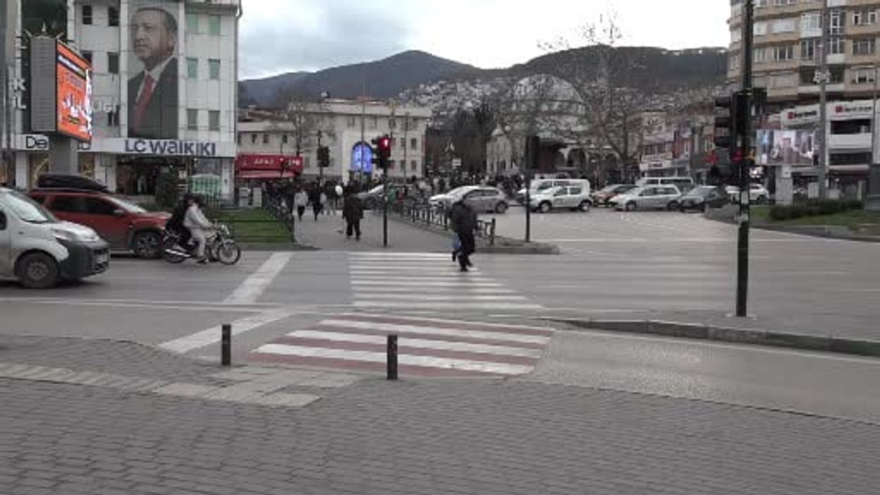 Bursa'da kuvvetli lodos bebek arabasını devirdi; yaralanma olmadı