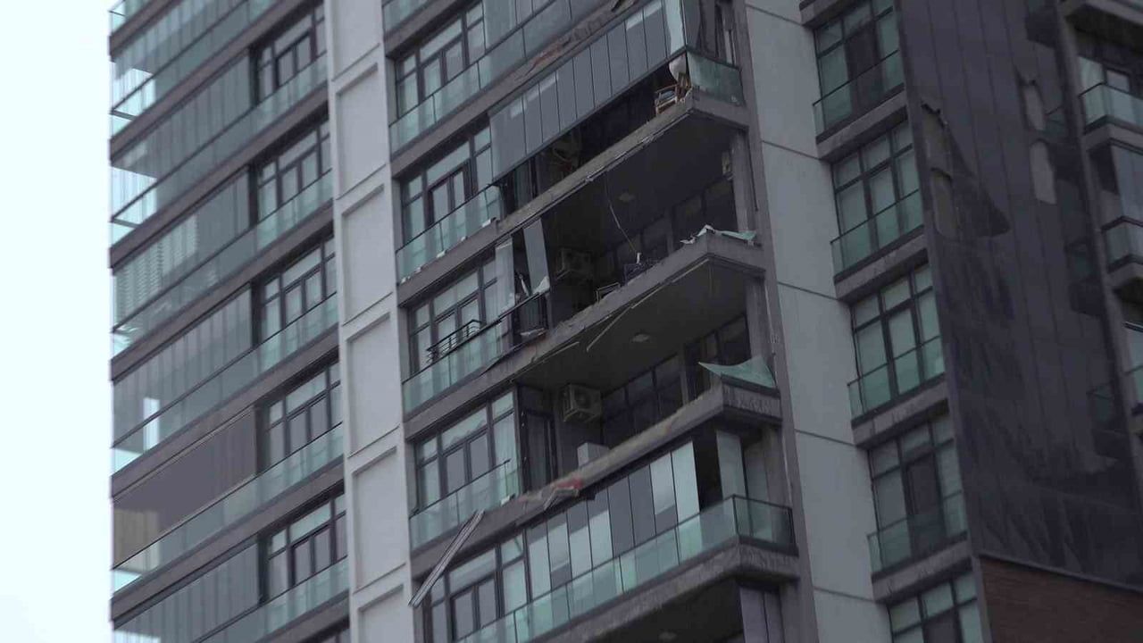 Bursa'da kuvvetli lodos: Nilüfer'de 5 dairenin cam balkon sistemleri hasar gördü