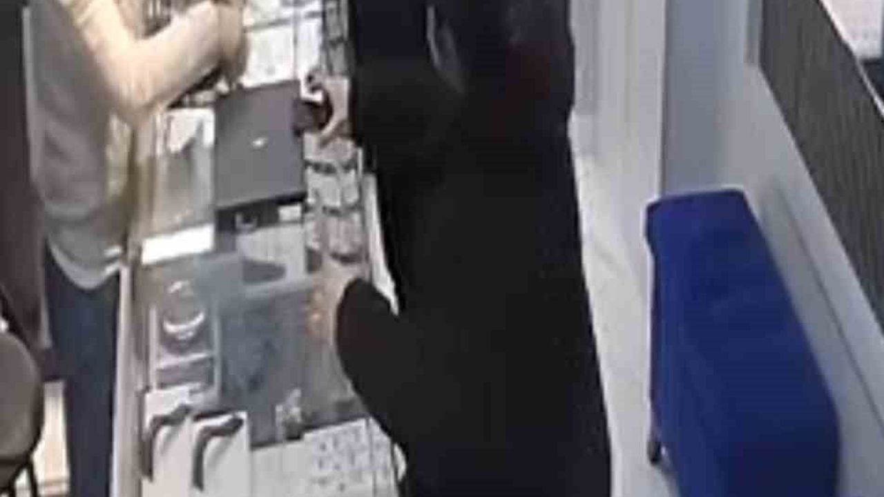 Bursa'da kuyumcuya silahlı soygun girişimi kamerada; şüpheli tutuklandı