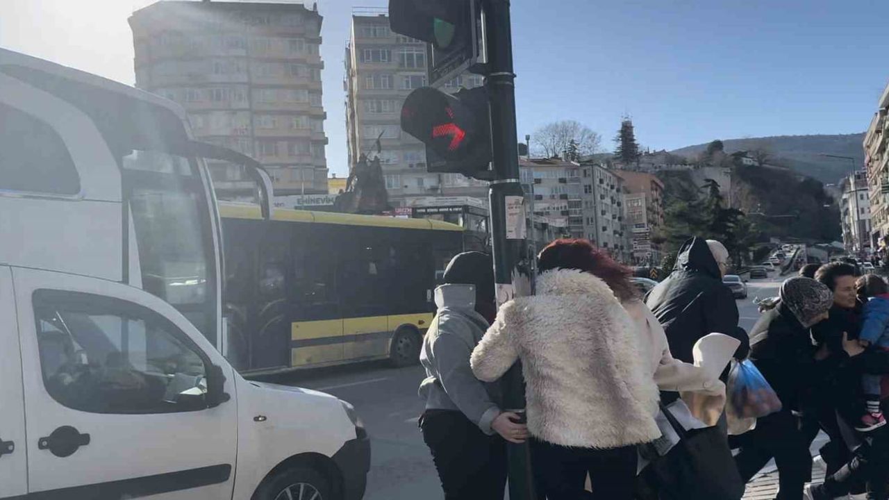 Bursa’da lodos günlük yaşamı etkiledi: vatandaşlar trafik lambası ve direklere tutundu