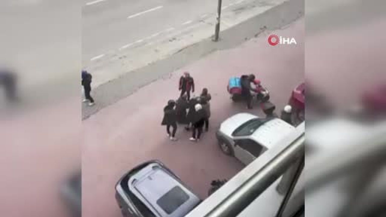 Bursa’da lodos sırasında kuryeler yaşlı kadına siper oldu