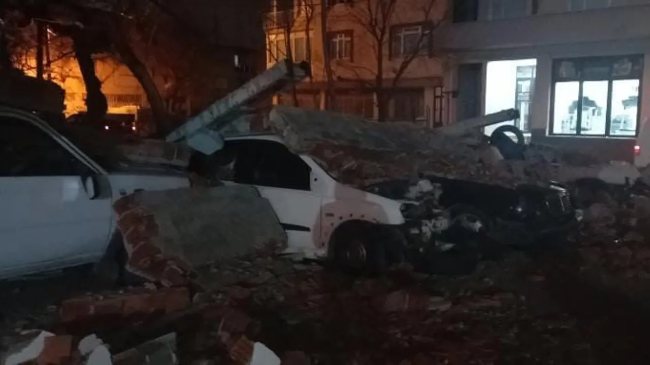 Bursa’da lodosun etkisiyle çöken duvar 10 aracı hasarlandırdı; yaralanma yok