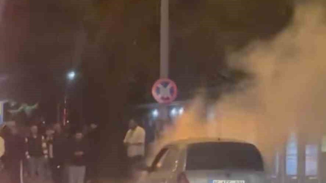 Bursa'da Merinos Kavşağı'nda seyir halindeyken alev alan otomobil itfaiye tarafından söndürüldü