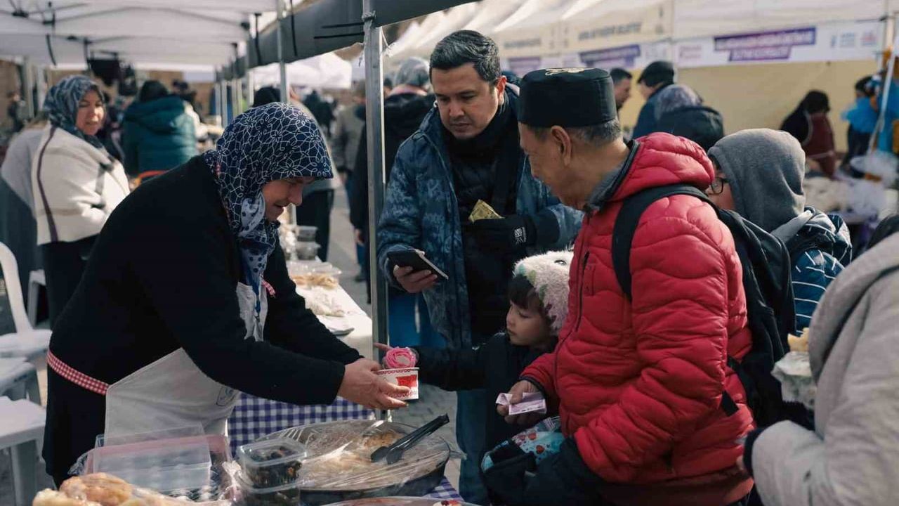 Bursa'da 'Meydan Kadınların' Dayanışma Pazarı Bursalıların İlgisini Çekti