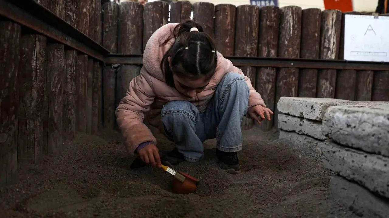 Bursa’da minikler Aktopraklık Höyük Arkeopark’ta uygulamalı arkeoloji eğitimi aldı