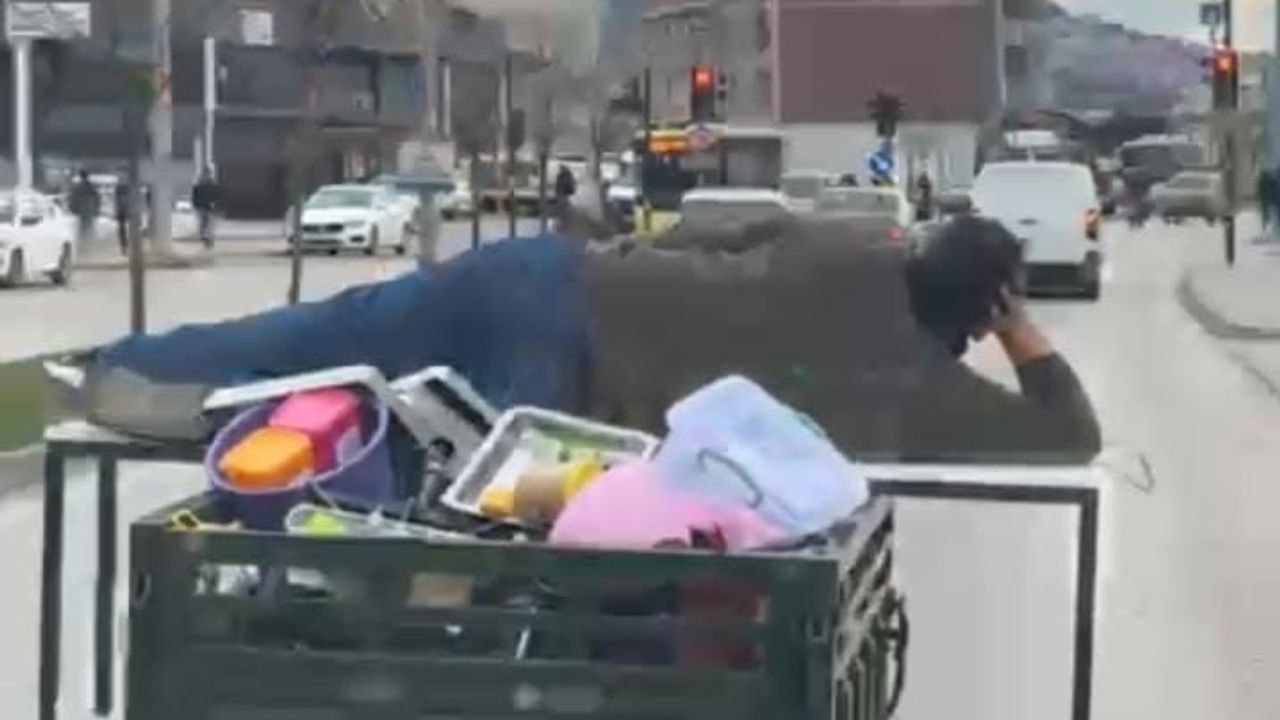 Bursa'da motosiklet kasasında yatarak yapılan tehlikeli yolculuk: 16 BMN plakalı araç dikkat çekti