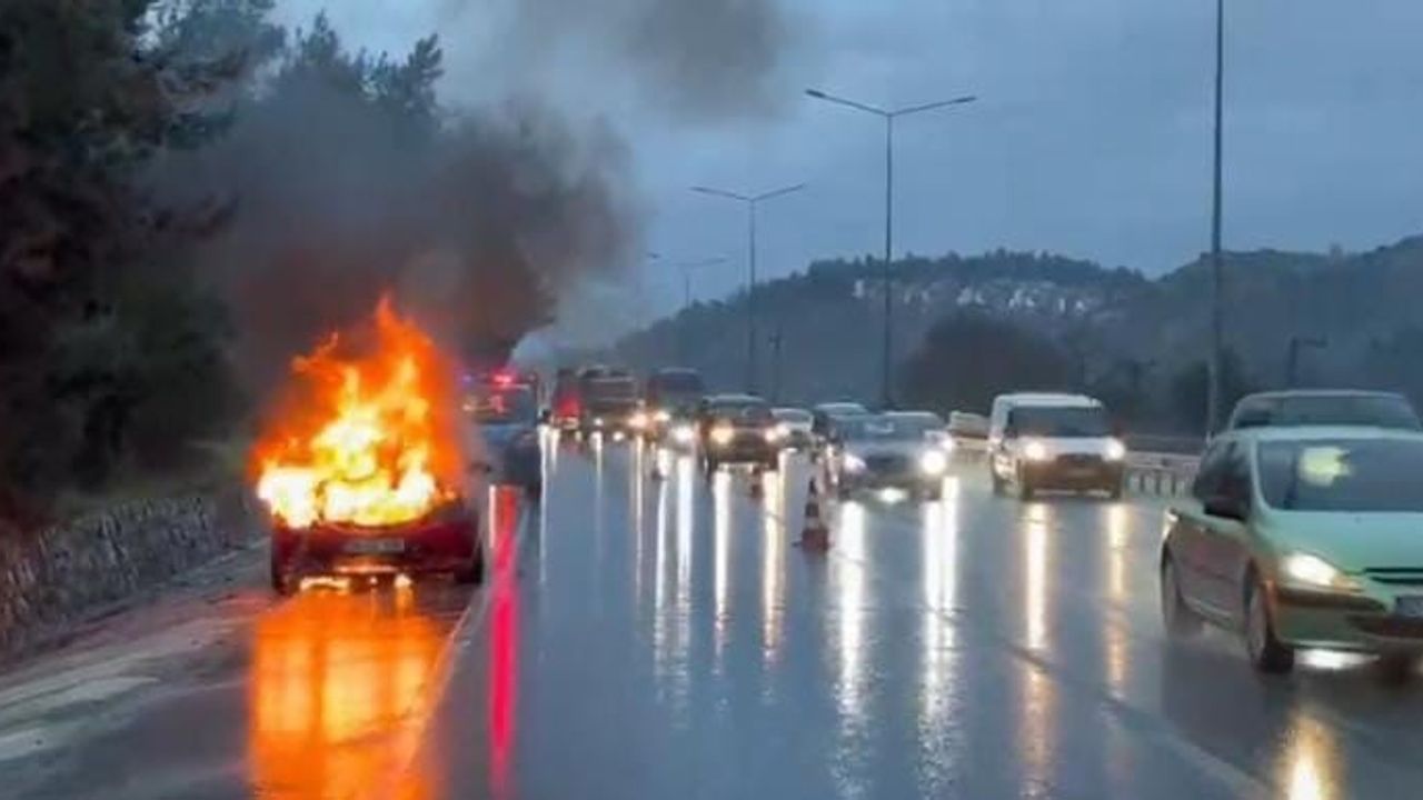 Bursa'da Mudanya Yolu'nda motor arızası yapan otomobil yanarak kullanılamaz hale geldi