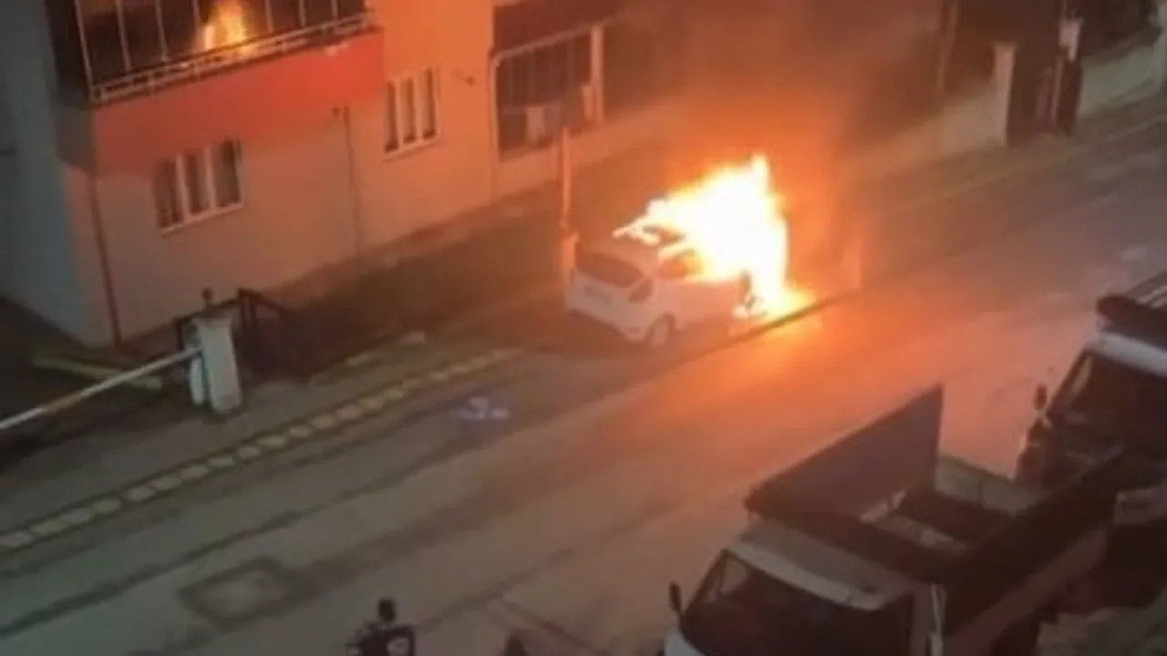 Bursa'da Nilüfer ve Kestel'de Otomobil Yangınları: Görgü Tanıkları Kayıt Altına Aldı