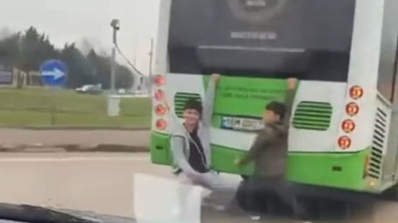 Bursa'da otobüs arkasına tutunarak tehlikeli yolculuk yapan iki çocuk görüntülendi