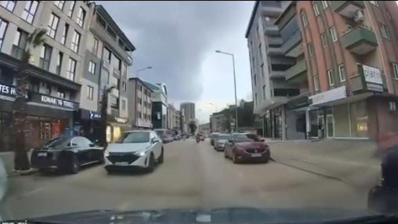 Bursa'da park halindeki araçların arasından çıkan yayaya otomobil çarptı