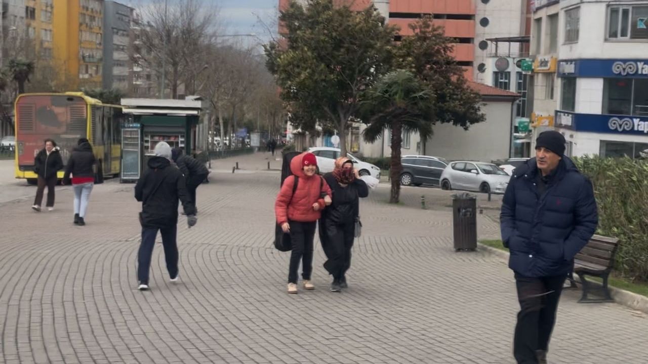 Bursa’da saatte 75 km hıza ulaşan fırtına hayatı olumsuz etkiledi