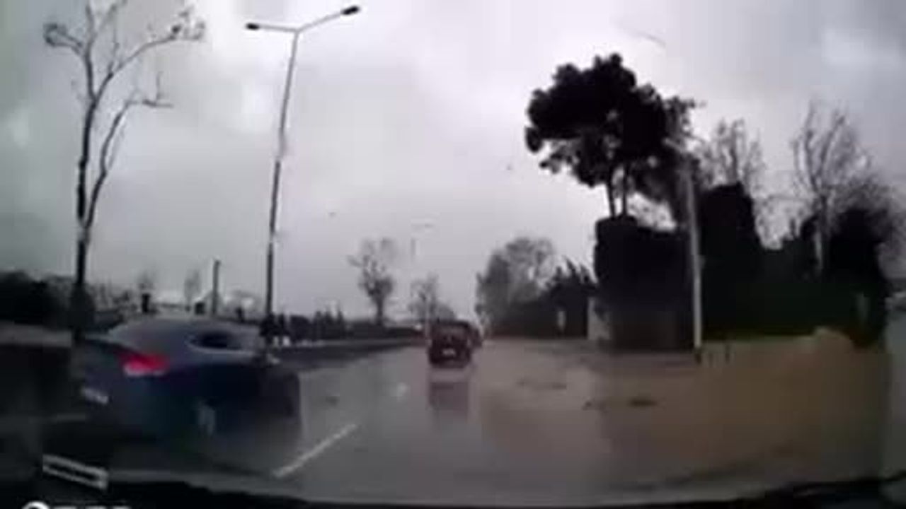 Bursa'da saatte 75 km hıza ulaşan fırtına: Mudanya yolunda ağacın devrilme anı araç kamerasında