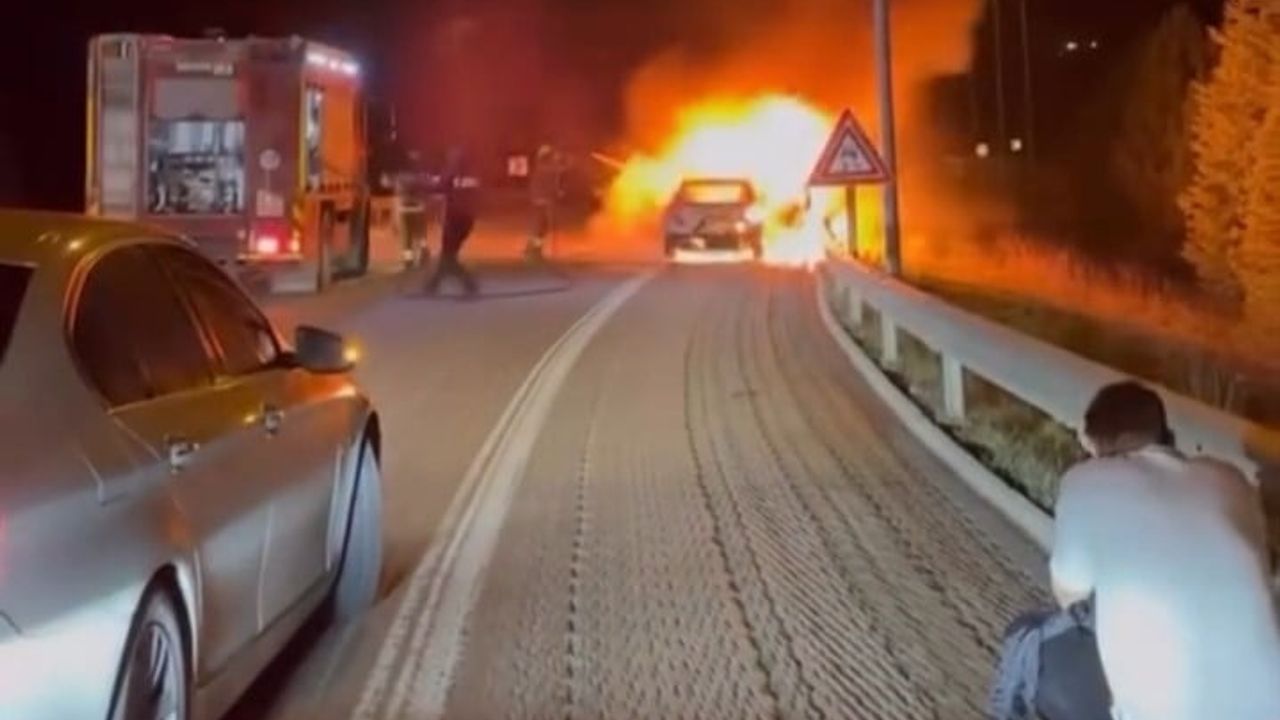 Bursa'da seyir halindeki otomobilin motorunda yangın çıktı; sürücü aracı yol kenarına çekti