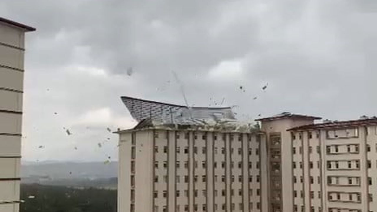 Bursa’da Şiddetli Fırtına: Uludağ Üniversitesi Yurdunda Çatı Uçtu, Kentte Yaygın Hasar Oluştu