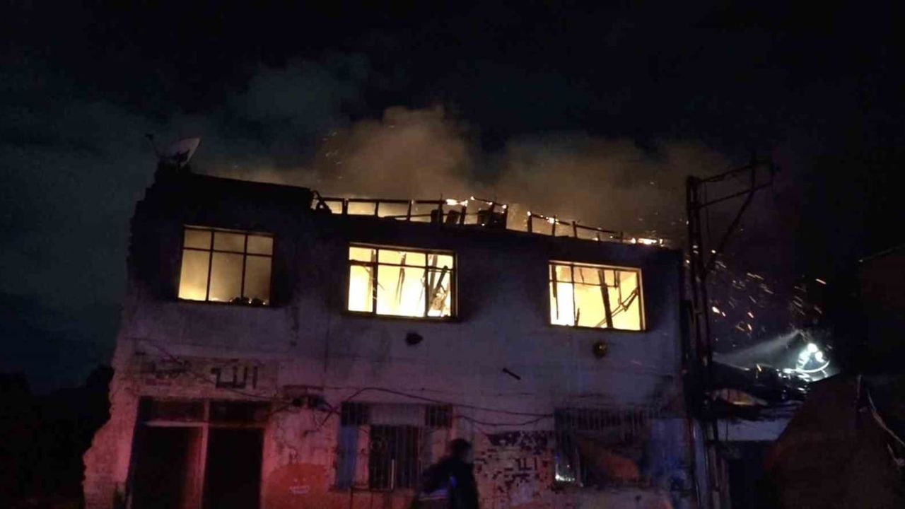 Bursa'da soba yangını: İki katlı ev kullanılamaz hale geldi, 2 kadın dumandan etkilendi