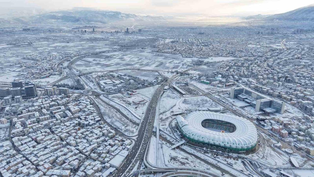 Bursa'da Timsah Arena Stadyumu drone ile karla kaplı halde görüntülendi