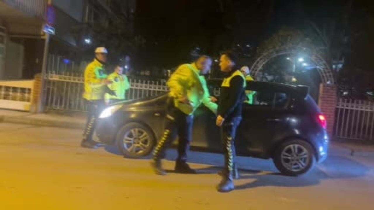 Bursa'da trafik kontrolünde 'Eşim gelmeden araçtan inmem' diyen sürücü 1.45 promil alkollü çıktı